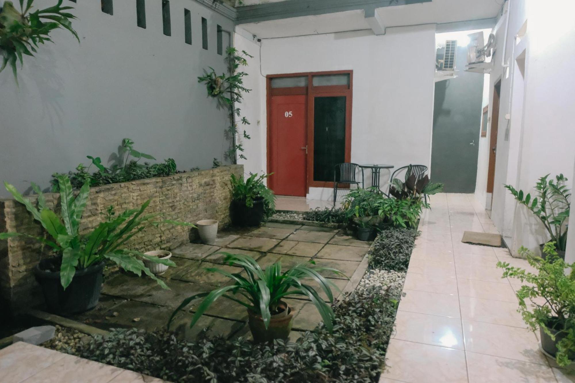 Sahasi Stay Kalibata Bagian luar foto